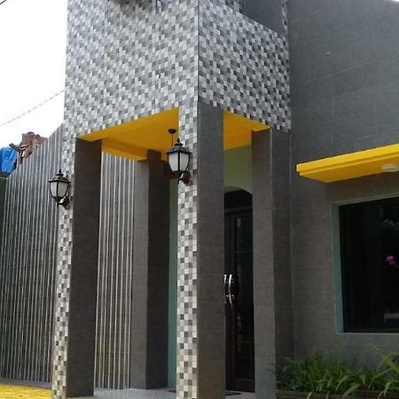 Isro Guesthouse Syariah Kepanjen Exterior foto