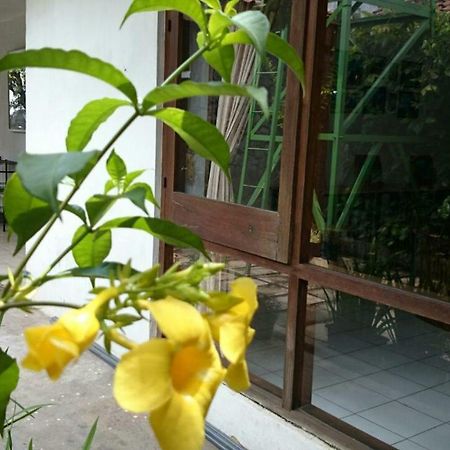 Isro Guesthouse Syariah Kepanjen Exterior foto